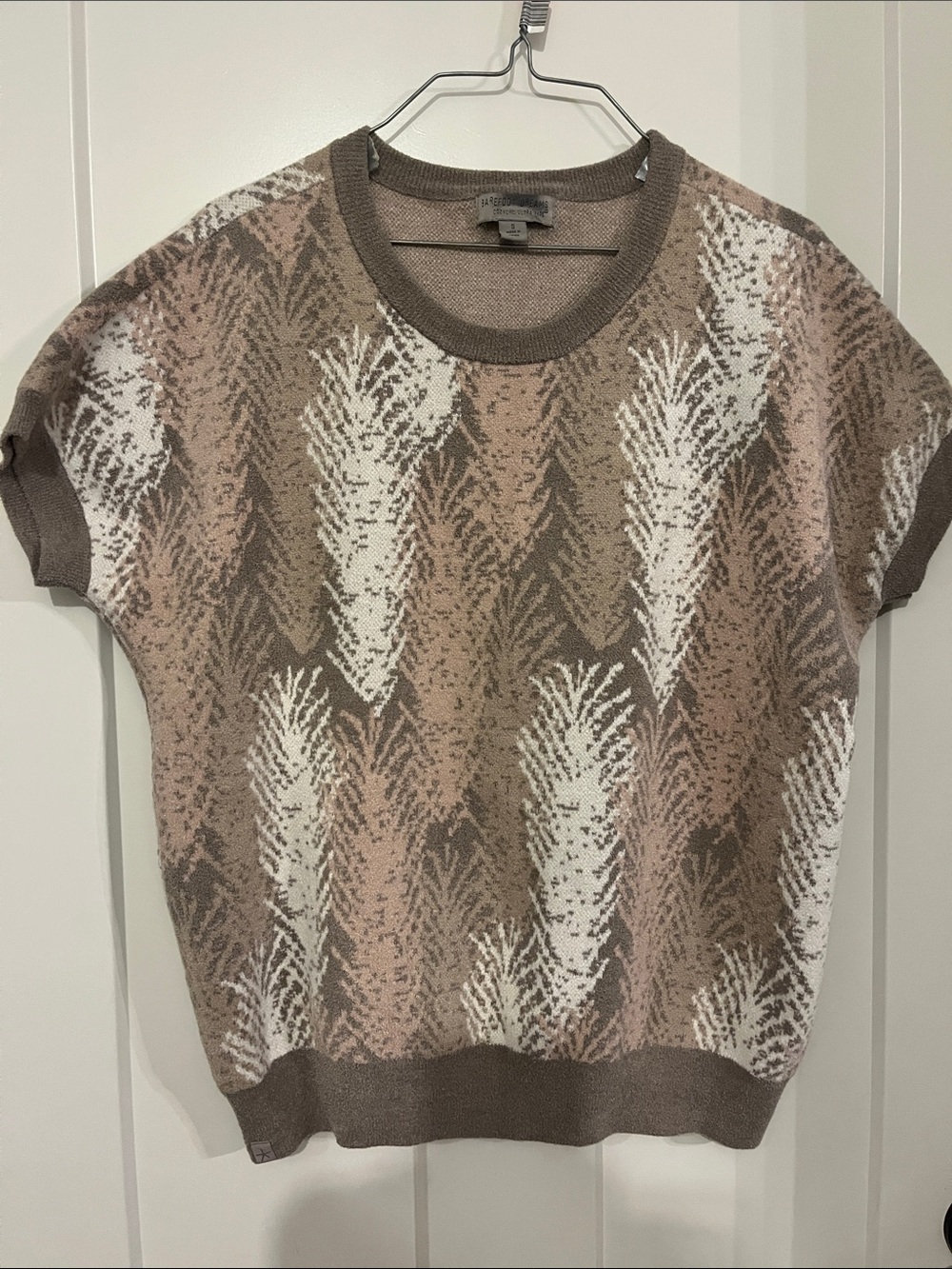 Barefoot Dreams Short-Sleeve Feather-Print Knit Top in Brown and Beige